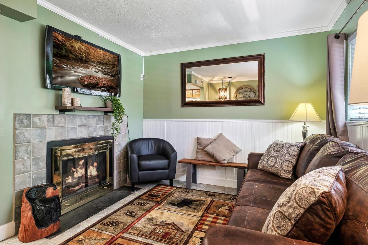 Lovely Condo W/ Indoor Pool *Only Steps To Parkway Гатлинбург Экстерьер фото