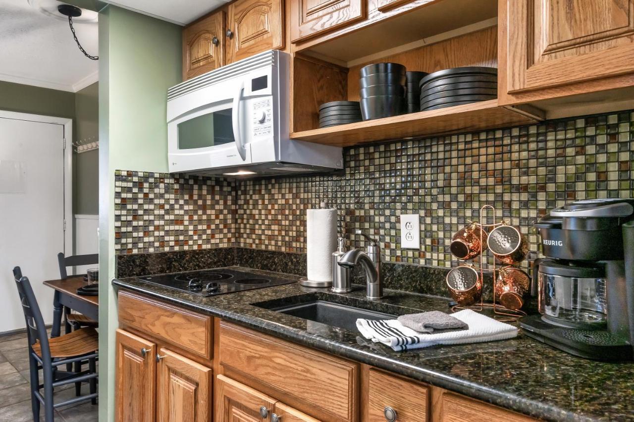 Lovely Condo W/ Indoor Pool *Only Steps To Parkway Гатлинбург Экстерьер фото